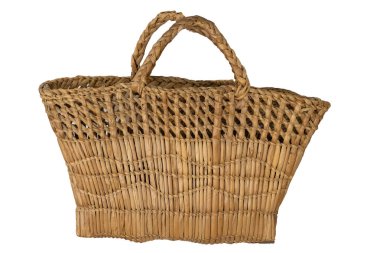 Saplı Hasır Market Sepeti. Hasır alışveriş çantası beyaz arkaplanda izole edildi.