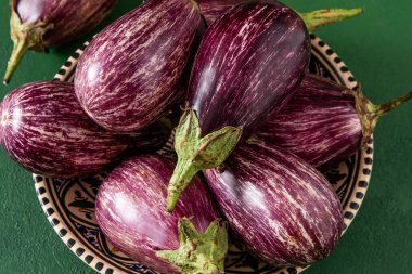 Şeritli patlıcan. Sebze yemeği. Soyunmuş patlıcan kasesi. Yakın plan.