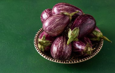 Şeritli patlıcan. Sebze yemeği. Soyunmuş patlıcan kasesi yeşil