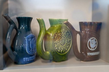 Kumanets - Truskavets seramik kupasında maden suyu içmek için bir bardak. Çanak çömlek eski çömlek. Ukrayna, Truskavets - 10 Ağustos 2024