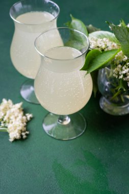 Karbonatlı mürver çiçeği içeceği. Gözlüklü yaz kvass 'ı. Ev yapımı köpüklü hugo suyu. Yeşil yemek.