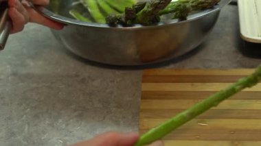 Izgaradan önce temiz kuşkonmaz. Sebze pişiriyorum.