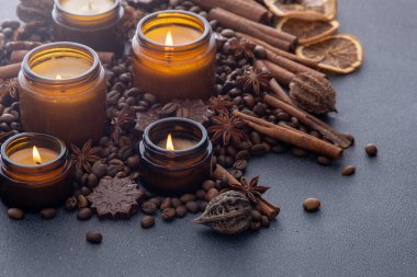 Kavanozda soya kokulu mum. Kahve aromalı arka plan. Mumlar yanan ateşi yakar