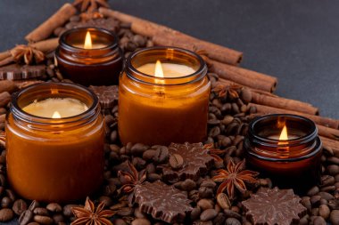 Kavanozda soya kokulu mum. Kahve aromalı arka plan. Mumlar yanan ateşi yakar