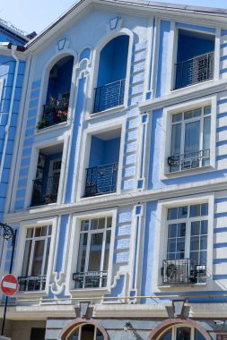 Mavi Evler Cephesi. Konut binaları. Parlak pencereler modern mimari. Dış görünüş