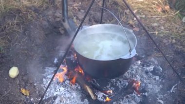 Yangında kazan var. Yürüyüşte yemek pişirmek. Kamp alanında yemek çorbası. Aşırı seyahat turizmi. Turizm