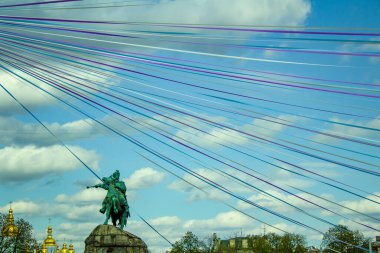 Paskalya 'da sokakta çok renkli kurdeleler. Mavi gökyüzü şehri Kyiv, Ukrayna.