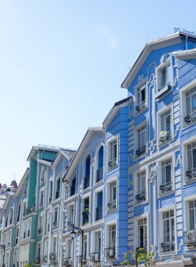 House Buildings 'in mavi renkli modern dış görünüşü. Parlak mimari caddesi