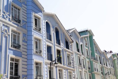 House Buildings 'in mavi renkli modern dış görünüşü. Parlak mimari sokak seyahati