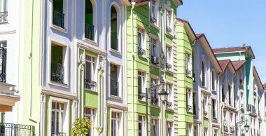 Houses Binaları 'nın çok renkli modern dış görünüşü. Parlak mimari caddesi. Balkonlar ve pencereler yeşil mavi