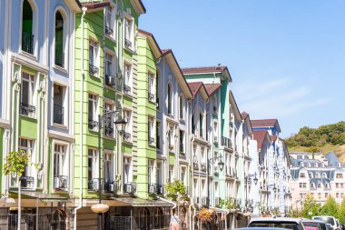 Houses Binaları 'nın çok renkli modern dış görünüşü. Parlak mimari caddesi. Balkonlar ve pencereler yeşil mavi