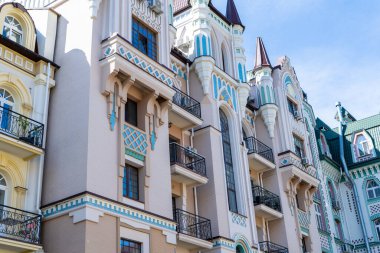 Ev binasının çok renkli modern dış görünüşü. Pencere balkon cephesi. Parlak renkli mimari caddesi