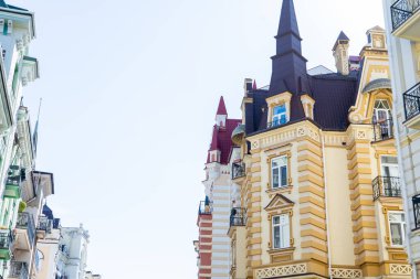 Binaların çok renkli modern dış görünüşü. Pencere balkon cephesi. Parlak mimari caddesi. Boşluğu kopyala