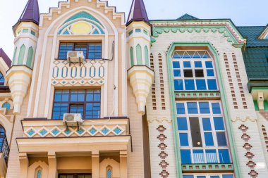 Renkli Evler Binası cephesi. Parlak pencere mimarisi.