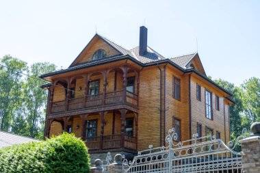Modern ahşap evin dış görünüşü. Ahşap pencere balkonu