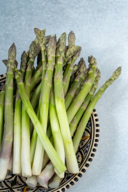 Tabakta kuşkonmaz yeşil lahanası. Sebzeli yiyecek manzarası.