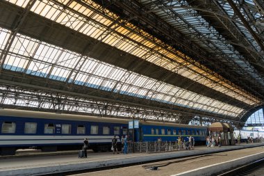 Ukrzaliznytsia yük treni istasyona varır. Tren istasyonunda. Ukrayna, Lviv - 12 Ağustos 2024