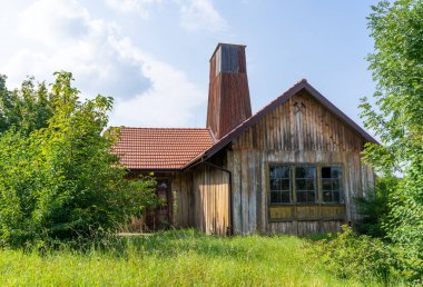 Eski Drohobych tuz fabrikası. Galiçya tuzu. Eski ahşap ev. Çatıdaki boru. Ukrayna, Drogobich - 16 Ağustos 2024