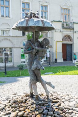 Şemsiye Altında Aşk Çeşmesi. Şehirdeki güvercinler. Ukrayna, Drohobych - 13 Ağustos 2024