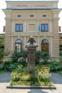 Drogobich kütüphanesindeki Bronz büstü Vyacheslav Chornovil Anıtı. Ukrayna, Drohobich - 16 Ağustos 2024.