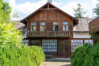 Ahşap bir evin ahşap balkonu. Dış cephe pencereleri. Eski mimari eko evi. Ukrayna Köyü