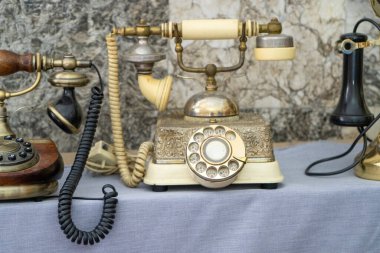 Eski telefon. Rakamların ve harflerin olduğu bir disk, kabloda bir tüp. İlk prototip retro telefon.