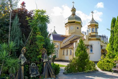 Kutsal Bakire Meryem 'in Ukrayna Kilisesi. Altın kubbeler. Ukrayna, Truskavets - 9 Ağustos 2024