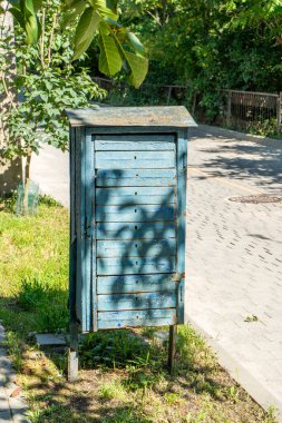 Rustik Mavi Posta Kutusu. Dışarıdaki eski posta kutusu. Köydeki posta kutusu.