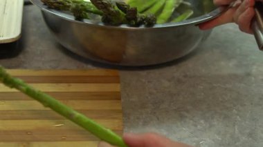 Izgaradan önce temiz kuşkonmaz. Sebze pişiriyorum.