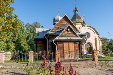 Vyhoda köyündeki Ukrayna kilisesi. Ukrayna dua evi. Ahşap modern mimari. Sokak kirki