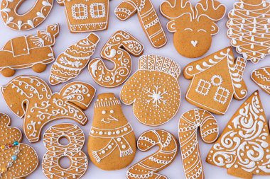 Beyaz şeker jöleli zencefilli kek. Yemek arkaplanı. Noel ağacı kurabiyeleri.