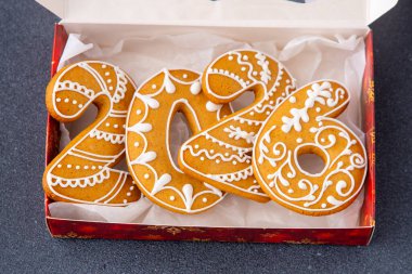 2026 sayı, Zencefilli Çörek Yeni Yıl tarihi. Yemek tatlı. Noel kurabiyeleri kutuda