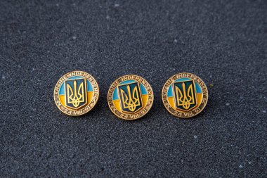 Bağımsızlık Günü 'nde Ukrayna arması taşıyan rozet. Ukrayna bayrağı. 24 Ağustos 1991 'de yayınlanmıştır..