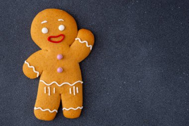 Zencefilli kurabiye adam figürü. Şekerleme jöleli fotokopi alanı. Gıda siyah arka plan. Noel kurabiyeleri.