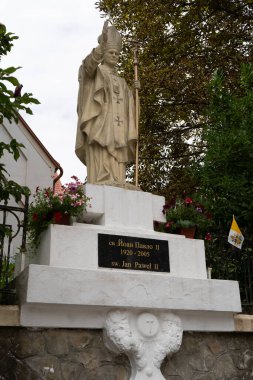İkinci John Paul Anıtı. Jan Pawel Caddesi. Ukrayna, Truskavets - 10 Ağustos 2024