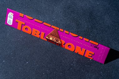 Toblerone marka, pembe çikolata ambalajı. İsviçre Mondelez çikolata arka planı. Ukrayna, Kyiv - 4 Kasım 2024