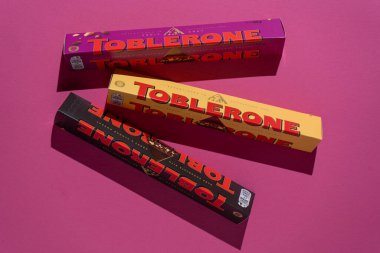 Toblerone marka çikolata ambalajı. İsviçre Mondelez çikolatasını pembe arka plan olarak ayarladı. Ukrayna, Kyiv - 4 Kasım 2024