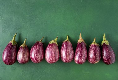 Şeritli patlıcan. Sebze yemeği. Soyunmuş patlıcanlar kopyalama alanı