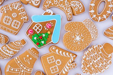 Beyaz şeker jöleli zencefilli ev. Yemek arkaplanı. Noel ağacı kurabiyeleri. Kış pişirme