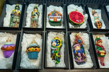 Cam Noel oyuncakları bir kutuda depolanmış. Noel süslü ambalaj. Farklı toplar ayarla.