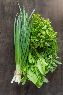 Yeşil soğan, ıspanak, maydanoz ve dereotu. Vitamin yiyeceği. Salata için sebze hazırlayın. Yeşil borş için farklı yapraklar ayır