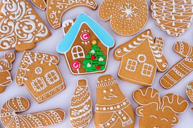 Beyaz şeker jöleli zencefilli ev. Yemek arkaplanı. Noel ağacı kurabiyeleri. Kış pastası