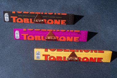 Toblerone marka çikolata ambalajı. İsviçre Mondelez çikolata arka planı. Üç farklı tat. Ukrayna, Kyiv - 4 Kasım 2024