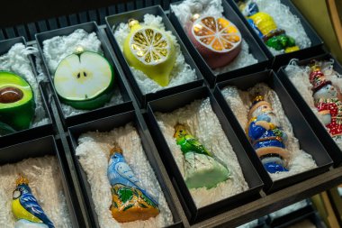 Cam Noel oyuncakları bir kutuda depolanmış. Noel süslü ambalaj. Farklı toplar ayarla.