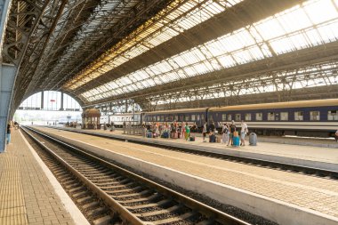 Ukrzaliznytsia yük treni istasyona varır. Tren istasyonunda. İnsanlar yaz seyahatinde. Ukrayna, Lviv - 12 Ağustos 2024