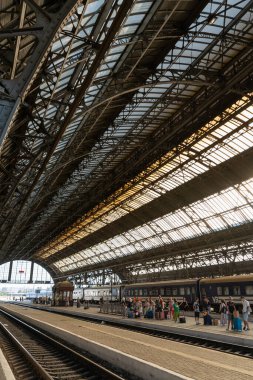 Ukrzaliznytsia yük treni istasyona varır. Tren istasyonunda. İnsanlar seyahat eder. Ukrayna, Lviv - 12 Ağustos 2024.