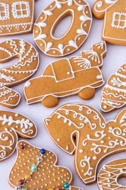 Beyaz şeker jöleli zencefilli kek. Yemek arkaplanı. Noel ağacı kurabiyeleri. Araba şekli