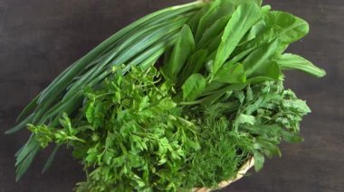 Yeşil soğan, ıspanak, maydanoz ve dereotu. Vitamin yiyeceği. Salata için sebze hazırlayın. Farklı yapraklar ayarla