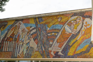 Binanın duvarında mozaik var. Çok renkli fayanslar. Ukrayna evi. Ukrayna, Truskavets - 10 Ağustos 2024