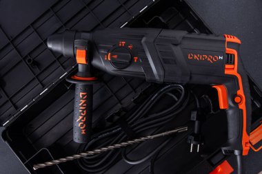 Perforatör DNIPRO-M RH-100. Matkap tornavida destek ekipmanı. Bavulda yeni bir alet. Dnipro-M markası. Ukrayna, Kyiv - 8 Ocak 2025.